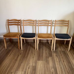 4 chaises en bois et tissu côtelé