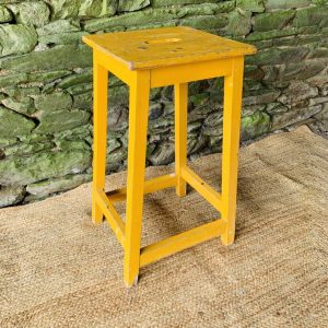 Tabouret haut jaune en bois