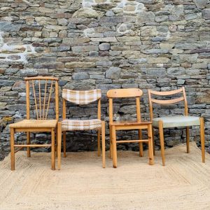 Ensemble de 4 chaises scandinaves dépareillées