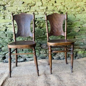 Paire de 2 chaises avec motifs en relief