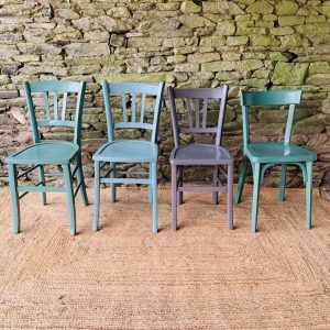 Ensemble de quatre chaises de bistrot dépareillées