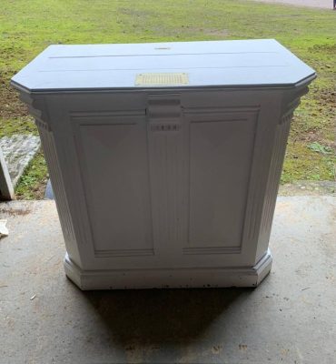 Comptoir blanc avec monnayeur en laiton