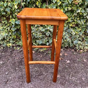 Tabouret haut carré en pin