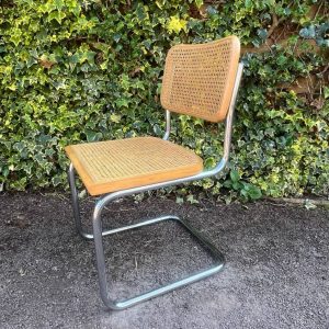 Chaise en bois et cannage dans le goût de Marcel Breuer