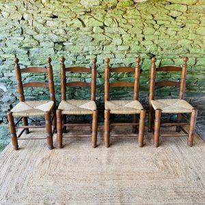 Ensemble de 4 chaises en bois massif et assises paillées