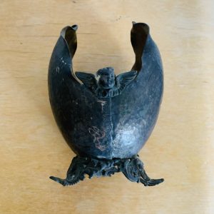 Coupe décorative ancienne en métal martelé à décor de putto