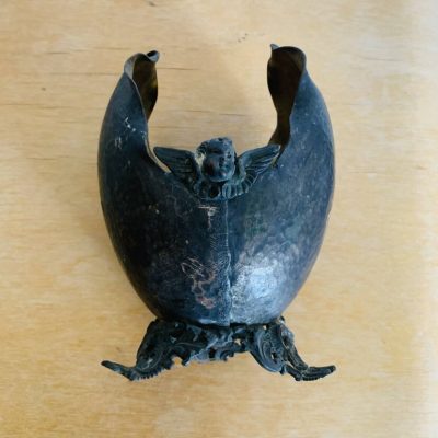 Coupe décorative ancienne en métal martelé à décor de putto