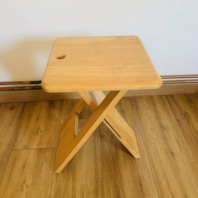 Tabouret pliant en pin massif par Adrian Reed