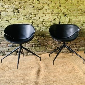 Paire de fauteuils pivotants modernistes en cuir noir