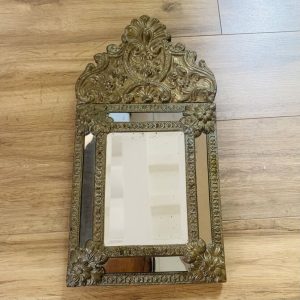 Petit miroir à parcloses en laiton repoussé