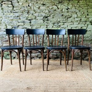 Ensemble de quatre chaises bistrot vintage en bois courbé